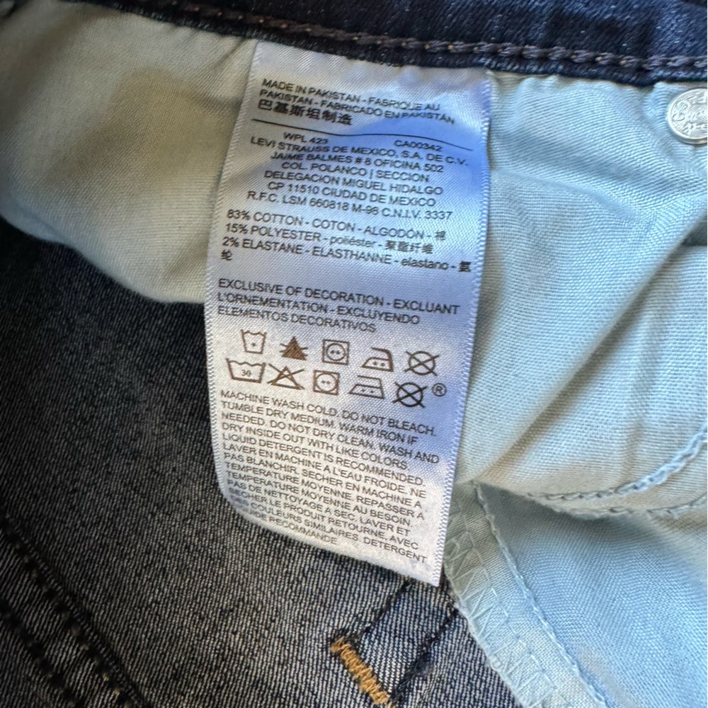 Like New -Levi Signature Modern Capri - Picture 10 of 13